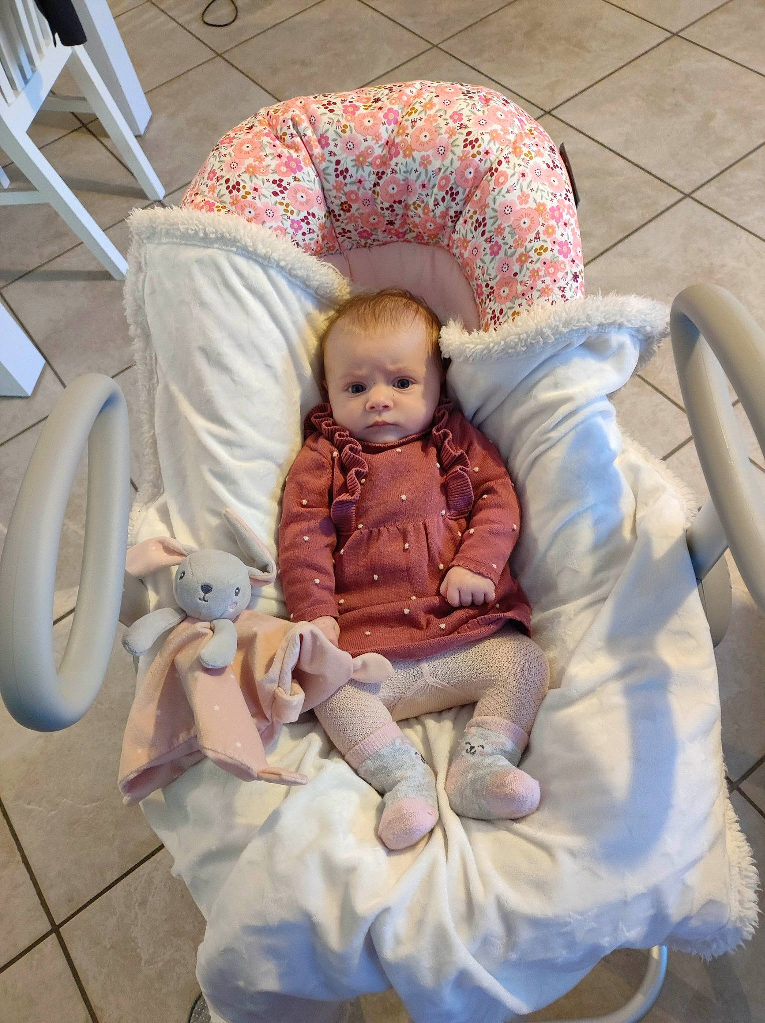 Ambre a rejoint le concours — aidez-le/la à gagner de superbes lots ! baby, baby_carriage, baby_products, baby_toddler_clothing, car_seat, chair, child, comfort, doll, eye, face, head, human_body, lap, mammal, person, pink, product, textile, toddler