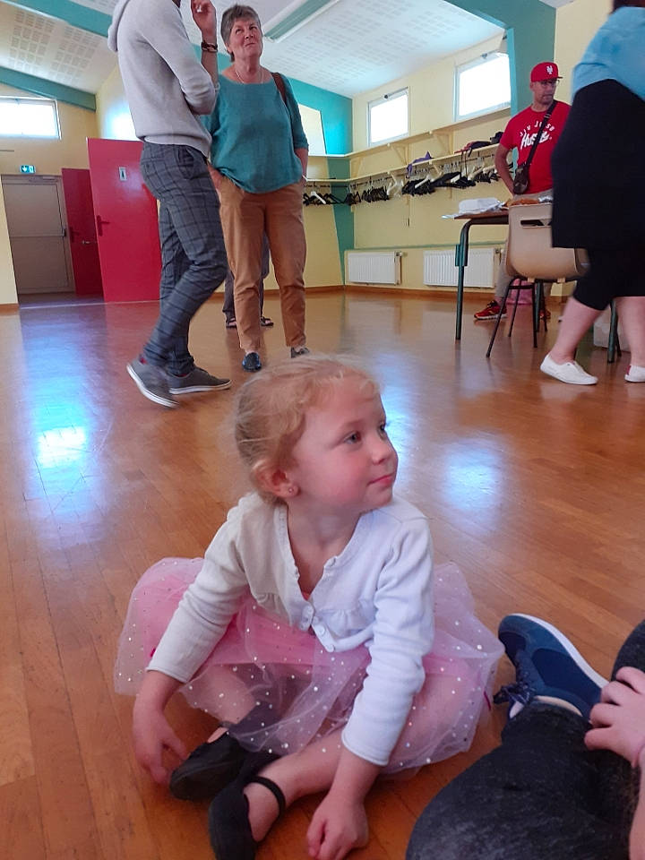 Kimberley participe au concours pour gagner de l'argent avec cette photo : arm, clothing, floor, flooring, fun, hand, headwear, joint, knee, lap, leg, leisure, mammal, people, person, shoe, shorts, sneakers, standing, thigh