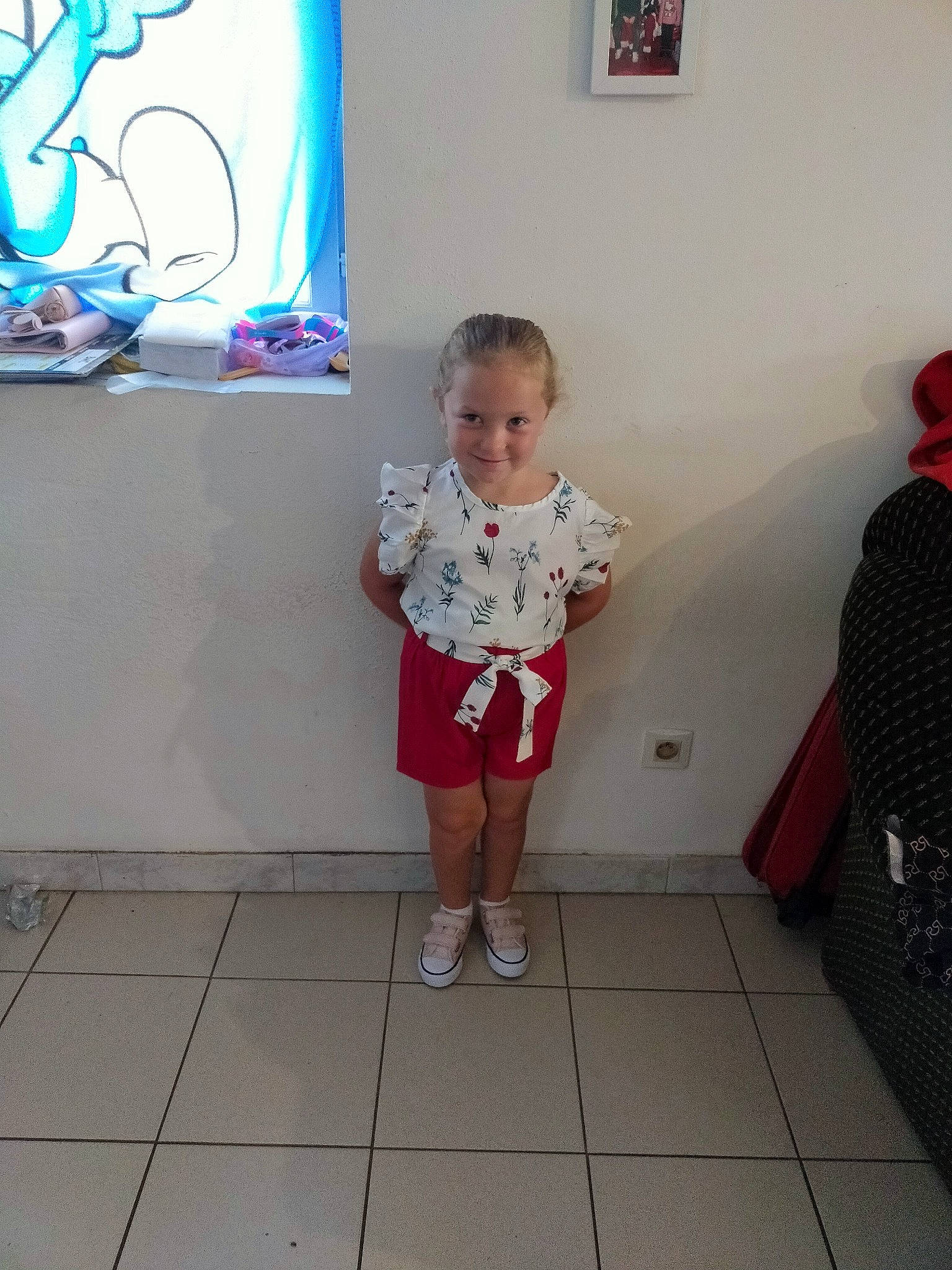 Kimberley a rejoint le concours — aidez-le/la à gagner de superbes lots ! art, baby_toddler_clothing, child, event, floor, flooring, fun, human_leg, joy, knee, paint, pattern, person, picture_frame, red, room, sleeve, standing, t_shirt, thigh