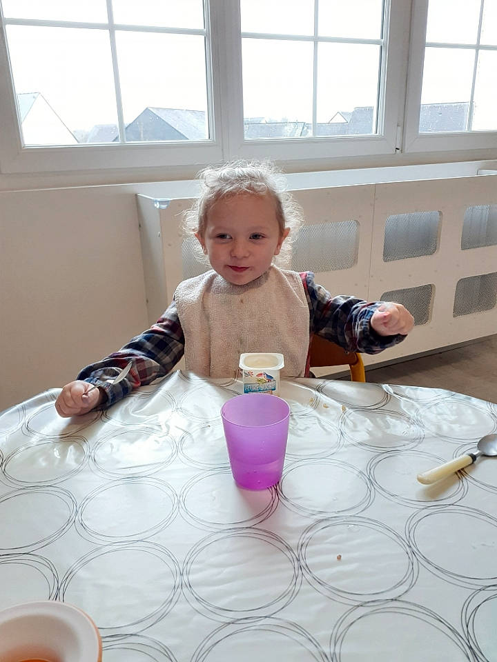 Kimberley a rejoint le concours — aidez-le/la à gagner de superbes lots ! baby, baby_toddler_clothing, child, coffee_cup, drinkware, face, floor, flooring, fun, joy, leisure, person, play, purple, room, serveware, teacup, toddler, tomato_sauce, white