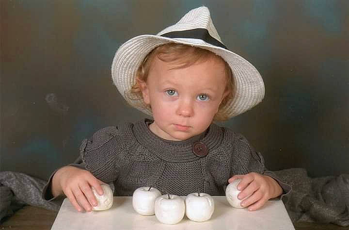 Kimberley a rejoint le concours — aidez-le/la à gagner de superbes lots ! baby, chair, cheek, clothing, finger, fun, hand, happy, hat, iris, lip, nose, organ, person, photograph, skin, smile, sun_hat, table, toddler