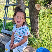 Dayyin a rejoint le concours — aidez-le/la à gagner de superbes lots ! child, smile, outdoor, tree, grass, bucket, bench, ladder, sunlight, nature, happy, clothing, patterned_shirt, pants, footwear, hair, wood, greenery, playful, daylight