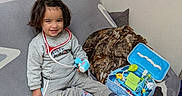 Dayyin a rejoint le concours — aidez-le/la à gagner de superbes lots ! blanket, casual, child, couch, doctor_kit, floor_tiles, happy, home, indoor, person, pillow, play, smiling, socks, stethoscope, sweatpants, sweatshirt, toddler, toy, world_map