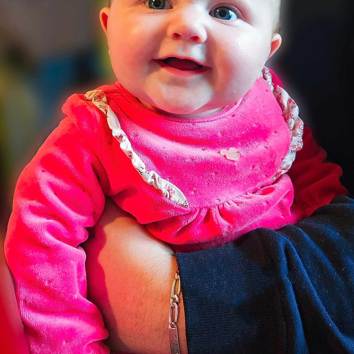 Lydia participe au concours pour gagner de l'argent avec cette photo : baby, babylaughing, bodypart, clothing, dress, face, finger, hand, happy, head, knitwear, longsleeve, pants, person, photography, portrait, scarf, sleeve, smile, sweater