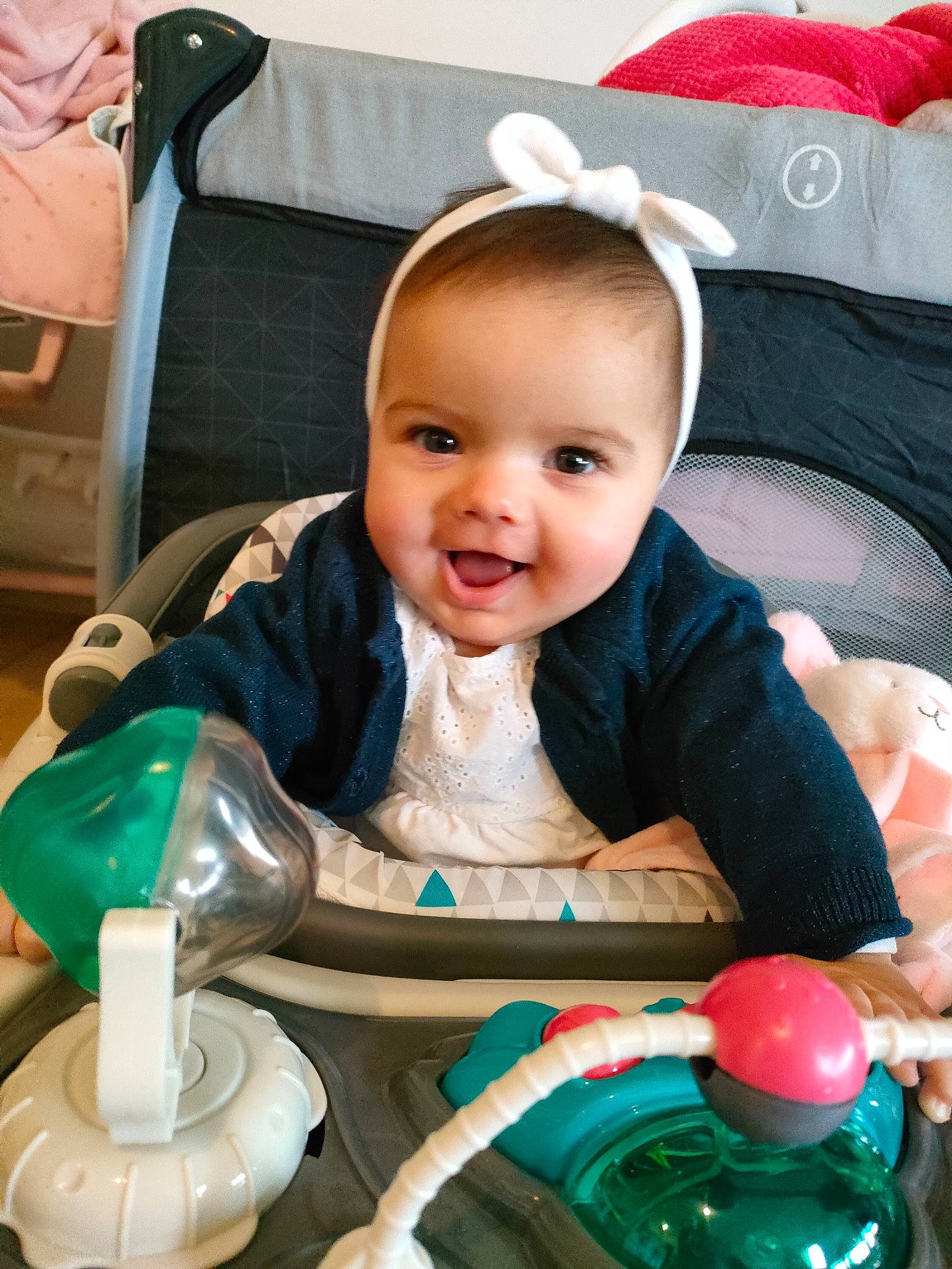 Louna participe au concours pour gagner de l'argent avec cette photo : baby, baby_playing_with_toys, baby_products, baby_toddler_clothing, cheek, child, comfort, eye, facial_expression, fun, green, happy, head, organ, people, person, product, skin, smile, toddler