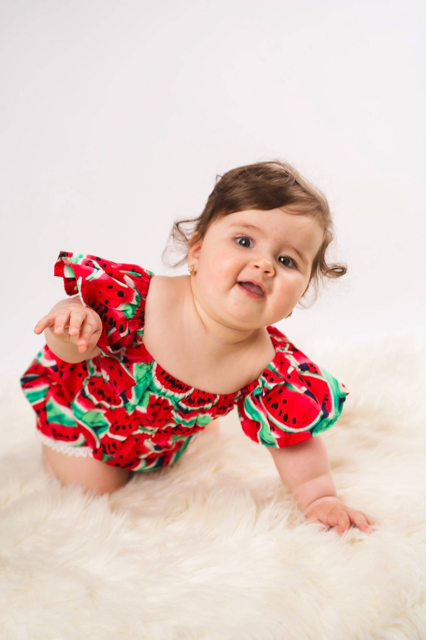 Anais is registered to the contest to win money with this photo: abdomen, baby, baby_toddler_clothing, comfort, dress, flash_photography, fun, gesture, happy, human_leg, leg, neck, pattern, person, sitting, skin, sleeve, smile, thigh, toddler