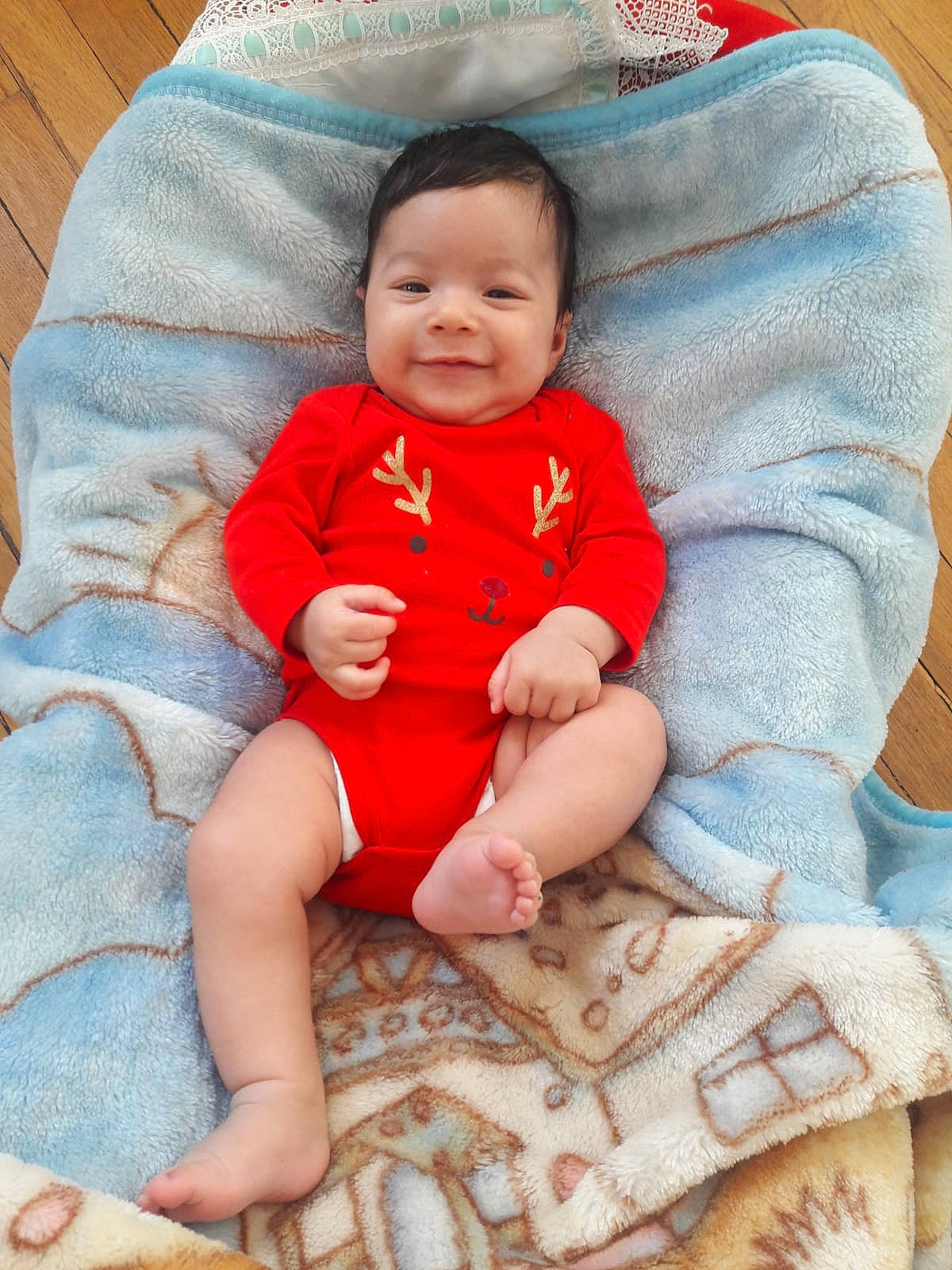 Riquelme Chaves participe au concours pour gagner de l'argent avec cette photo : baby, baby_products, baby_toddler_clothing, cheek, child, comfort, eye, happy, head, human_leg, joy, lap, linens, pattern, person, sitting, skin, sleeve, smile, sock