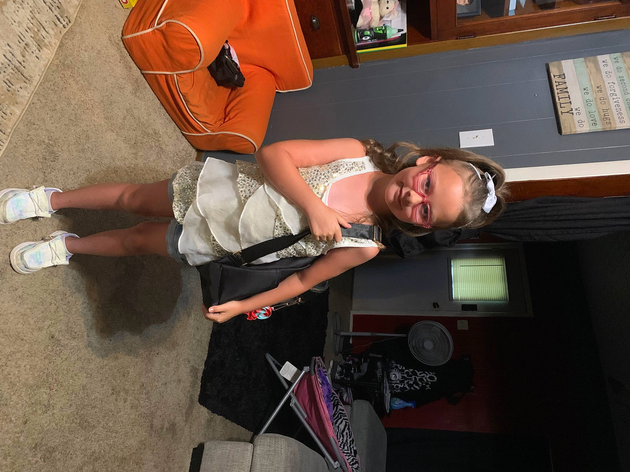 Tessa is registered to the contest to win money with this photo: bag, costume, event, eyewear, flooring, foot, fun, hat, human_leg, joint, joy, knee, luggage_and_bags, musical_instrument, person, personal_protective_equipment, picture_frame, room, sandal, smile