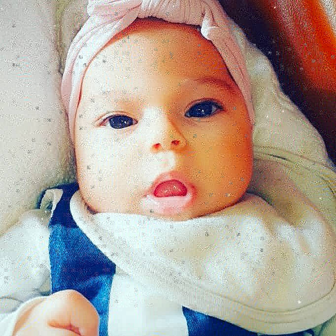 Félicia a rejoint le concours — aidez-le/la à gagner de superbes lots ! baby, beauty, cheek, child, chin, close_up, cool, eye, eyebrow, eyelash, face, forehead, head, iris, lip, mouth, neck, nose, person, skin