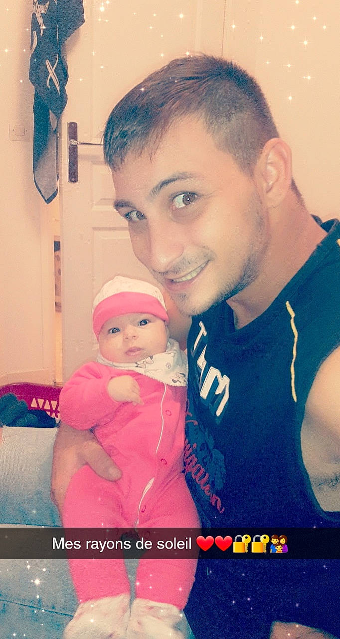 Félicia a rejoint le concours — aidez-le/la à gagner de superbes lots ! baby, cheek, child, face, fun, happy, head, headwear, joy, people, person, photo_caption, photography, smile, toddler