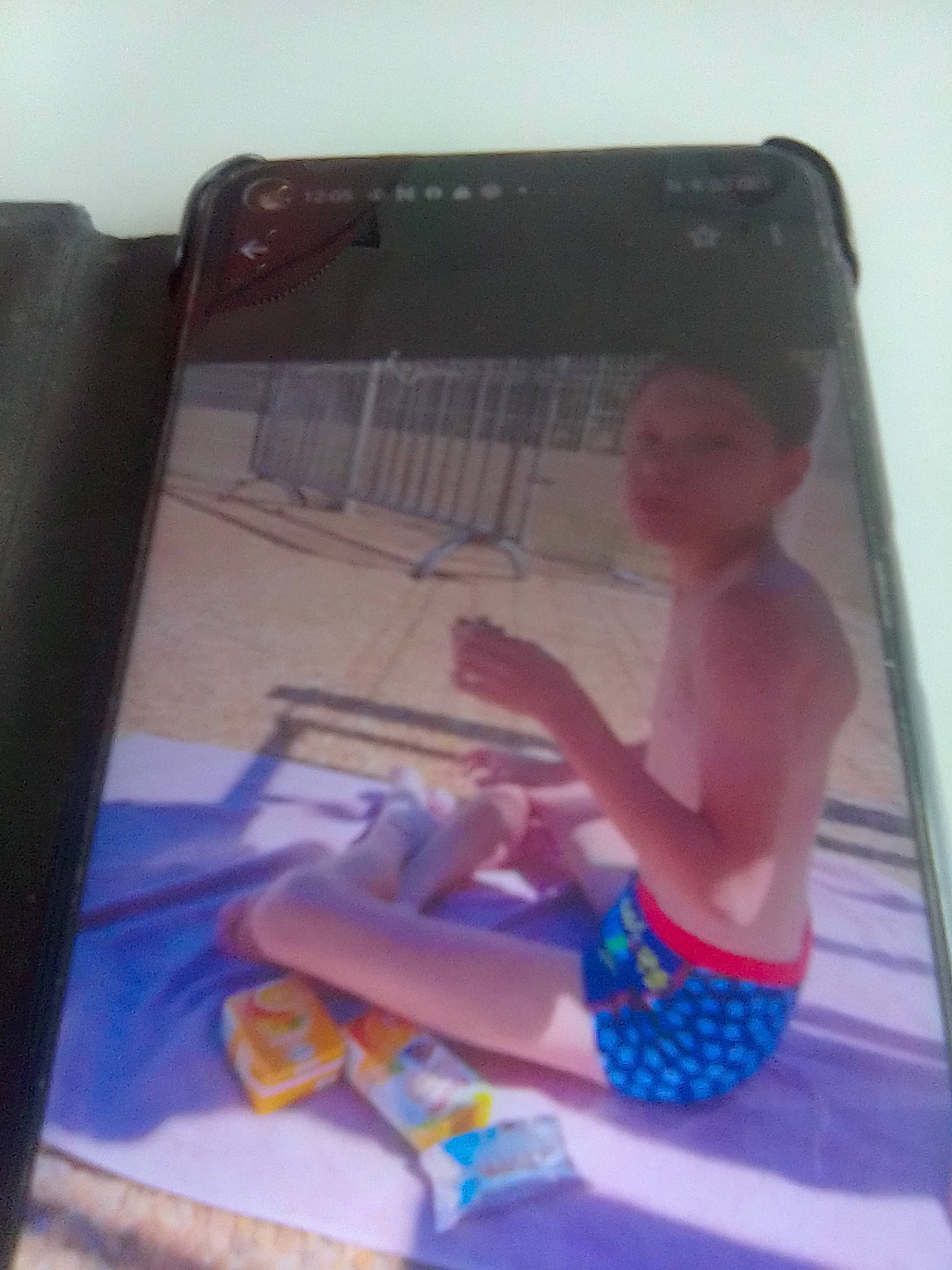 Dylan participe au concours pour gagner de l'argent avec cette photo : art, box, communication_device, display_device, electronic_device, finger, fun, gadget, magenta, mobile_device, mobile_phone, multimedia, person, portable_communications_device, product, purple, smartphone, tablet_computer, telephone, telephony