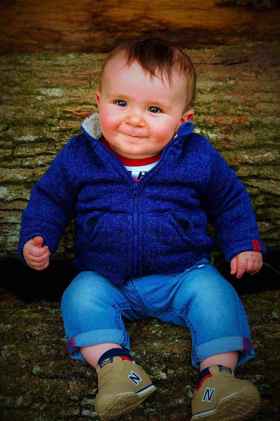 Erwan participe au concours pour gagner de l'argent avec cette photo : baby, blue, cheek, child, eye, face, footwear, grass, jeans, joy, leg, outerwear, person, photography, portrait_photography, shoe, sitting, skin, smile, standing