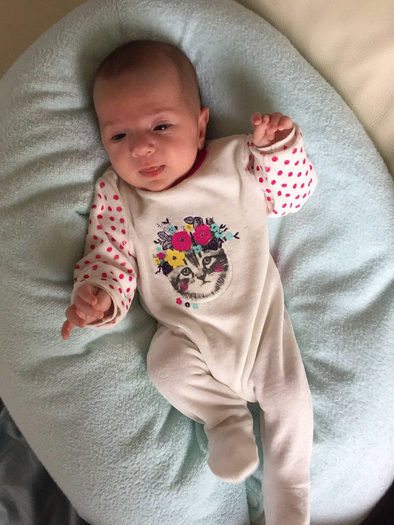 Lucile participe au concours pour gagner de l'argent avec cette photo : baby_products, child, eye, infant, material, outerwear, person, pink, product, skin, sleeve, smile, t_shirt, textile, toddler, wool