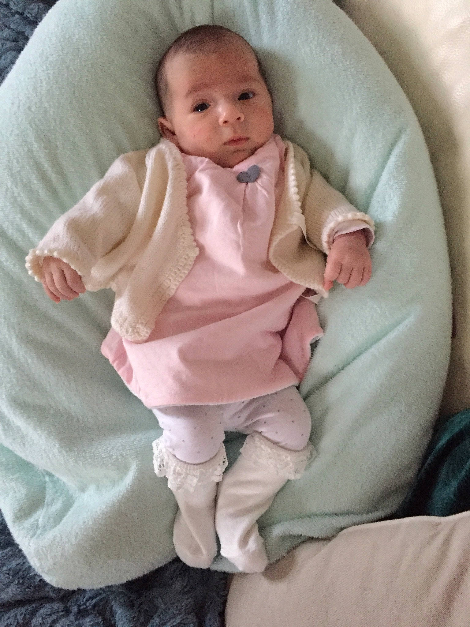 Lucile participe au concours pour gagner de l'argent avec cette photo : baby_products, bed, bedtime, child, infant, person, product, sitting, skin, sleep, textile, toddler