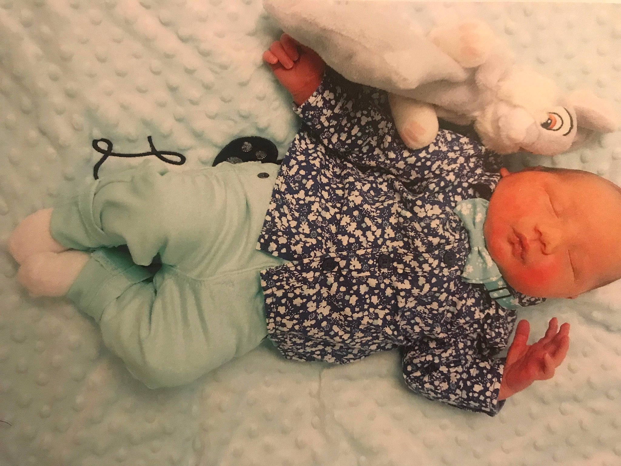 Loevan a rejoint le concours — aidez-le/la à gagner de superbes lots ! baby, baby_sleeping, barefoot, comfort, flooring, foot, fun, gesture, happy, linens, love, mammal, nap, person, rock, room, sitting, stuffed_toy, toddler, toy