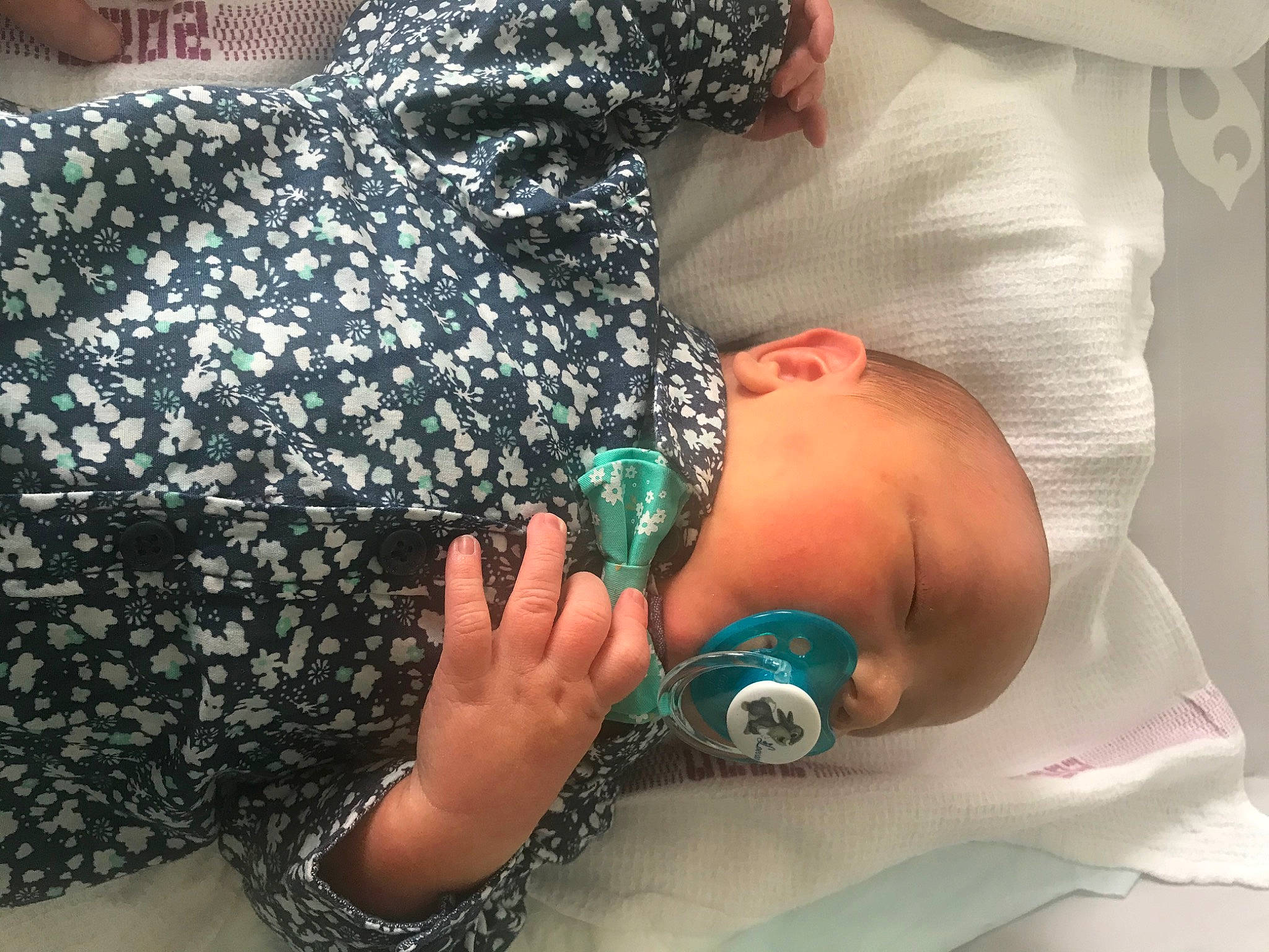 Loevan participe au concours pour gagner de l'argent avec cette photo : abdomen, baby, child, comfort, elbow, eyelash, fashion_accessory, finger, gesture, human_leg, joint, nail, neck, pattern, person, shoulder, sleeve, thumb, toddler, trunk