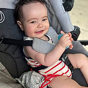 Nahël a rejoint le concours — aidez-le/la à gagner de superbes lots ! baby, smiling, stroller, toy, striped_clothing, child, infant, seatbelt, happy, cute, hand, face, cheerful, comfort, indoor, person, plush, head, eyes, skin