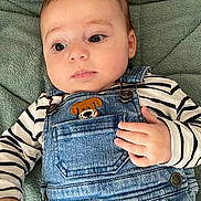 Noé a rejoint le concours — aidez-le/la à gagner de superbes lots ! baby, blanket, casual, child, clothing, comfort, cute, cute_animal_patch, denim_overalls, expression, face, hand, indoors, infant, laying_down, portrait, skin, soft_texture, striped_clothing, young_child