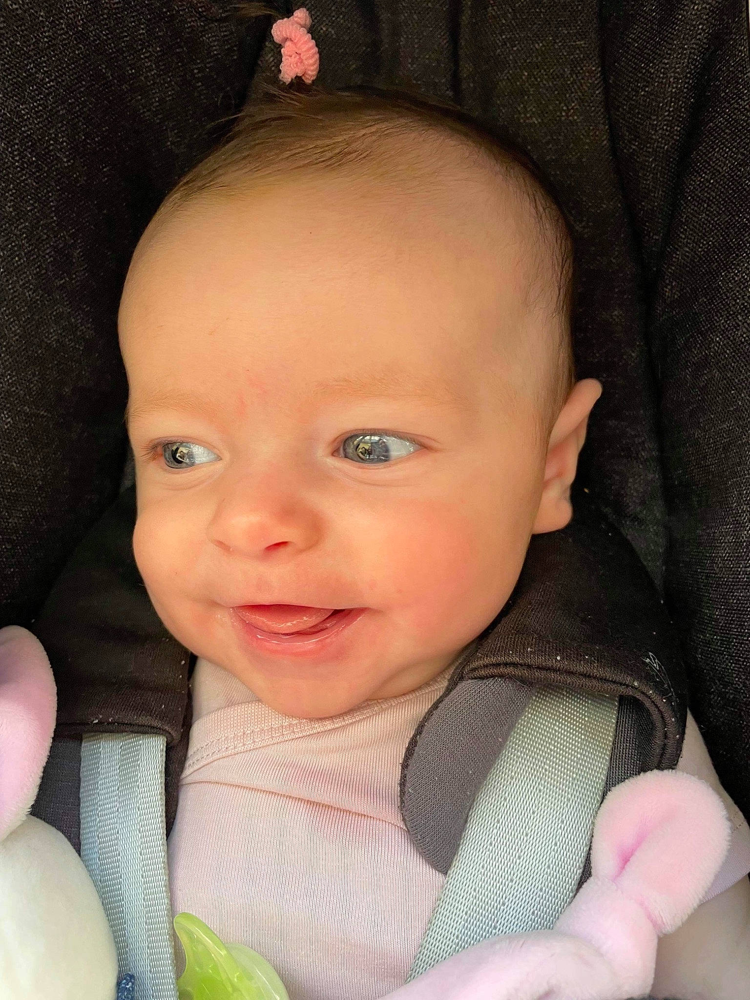 Giulia participe au concours pour gagner de l'argent avec cette photo : baby, baby_toddler_clothing, cheek, chin, ear, eye, eyebrow, eyelash, face, finger, hand, human_body, iris, lip, nose, person, pink, product, skin, textile