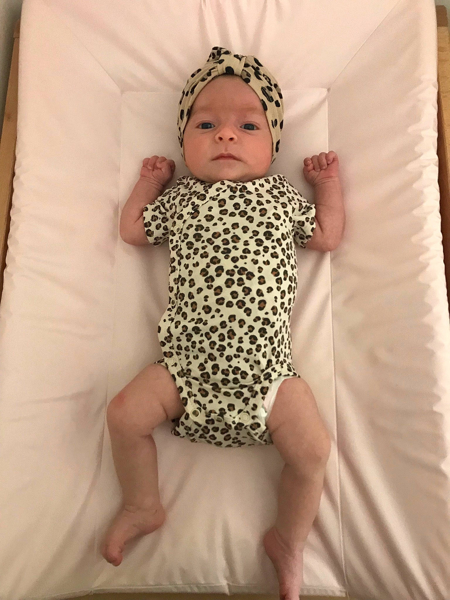 Giulia a rejoint le concours — aidez-le/la à gagner de superbes lots ! arm, baby, baby_sleeping, baby_toddler_clothing, child, comfort, day_dress, finger, foot, headwear, human_leg, linens, nail, pattern, person, sitting, skin, sleeve, textile, thigh