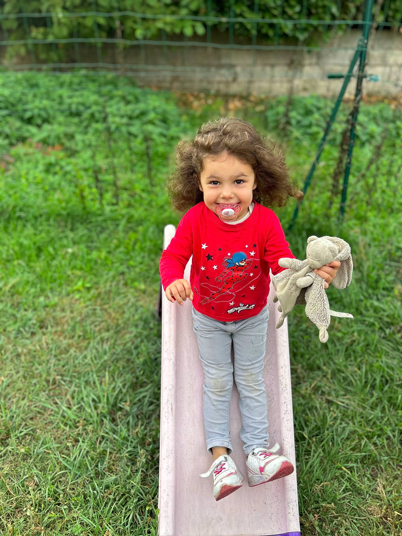 Elisa participe au concours pour gagner de l'argent avec cette photo : baby, baby_toddler_clothing, child, city, fun, grass, grass_family, grassland, happy, joy, leisure, outdoor_play_equipment, people_in_nature, person, plant, play, playground, recreation, smile, spring