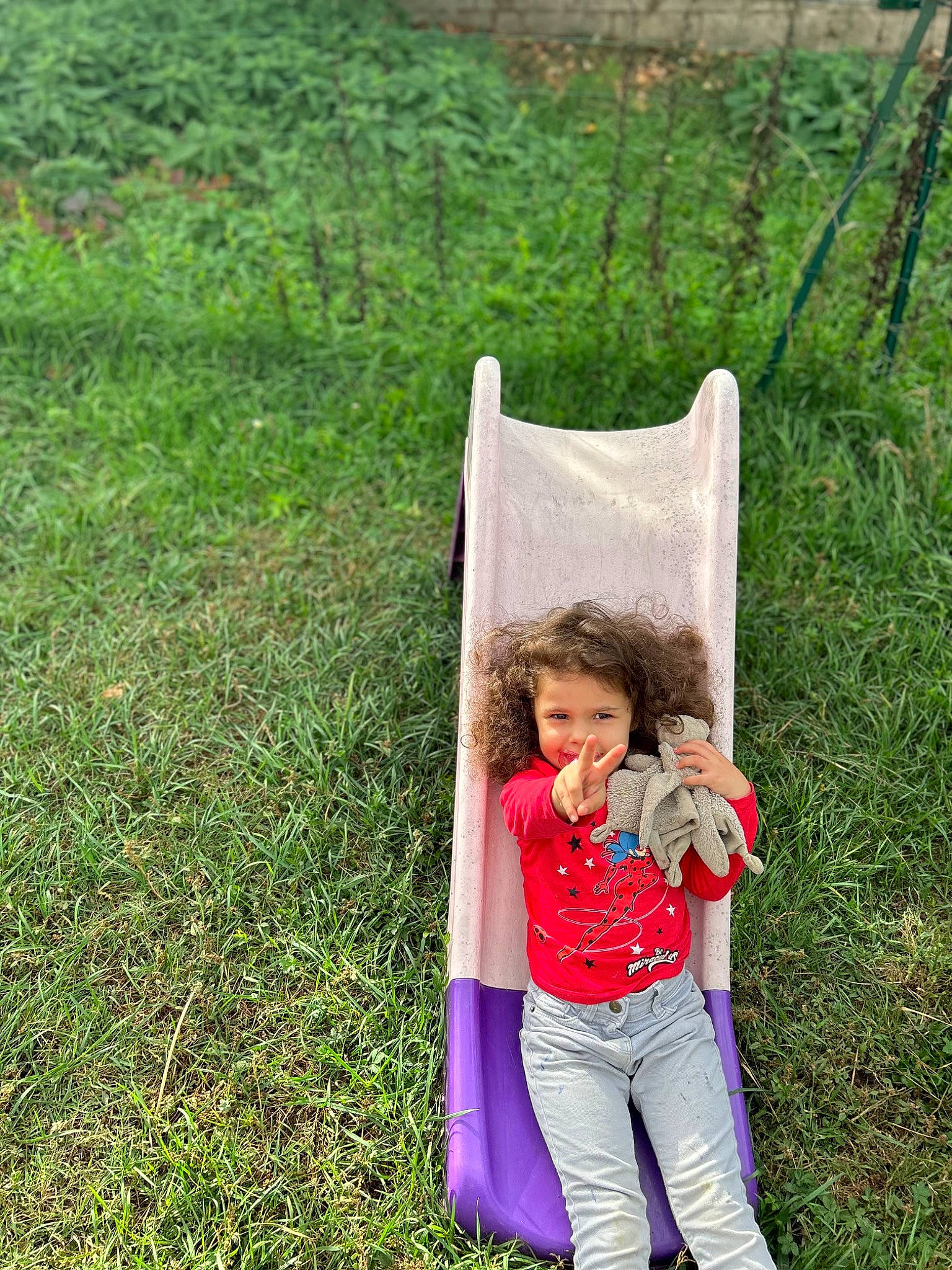 Elisa a rejoint le concours — aidez-le/la à gagner de superbes lots ! child, fun, garden, gesture, grass, grass_family, grassland, happy, lawn, leisure, meadow, people_in_nature, person, plant, play, recreation, sitting, t_shirt, toddler, tree