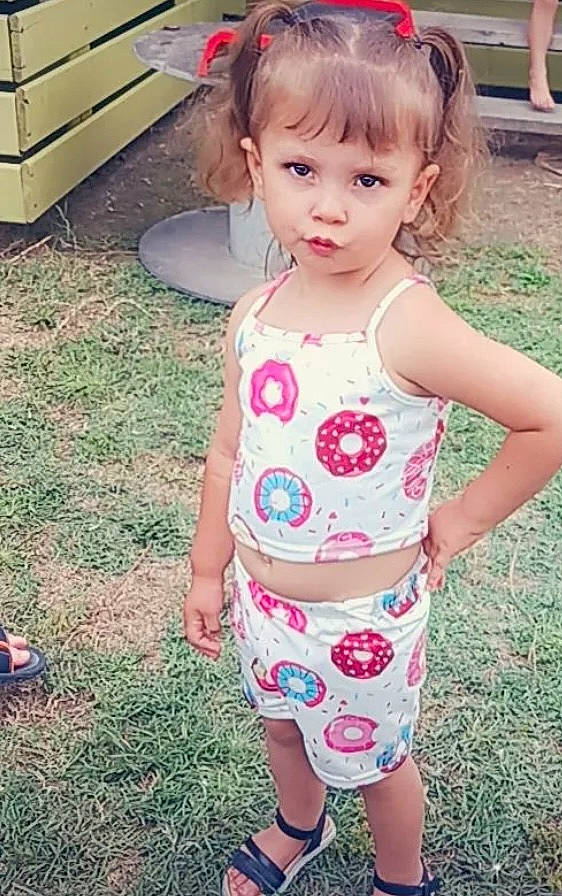 Marina participe au concours pour gagner de l'argent avec cette photo : baby_toddler_clothing, child, eye, eyelash, facial_expression, fun, grass, hairstyle, happy, iris, magenta, person, photograph, pink, plant, skin, sleeve, smile, snapshot, summer