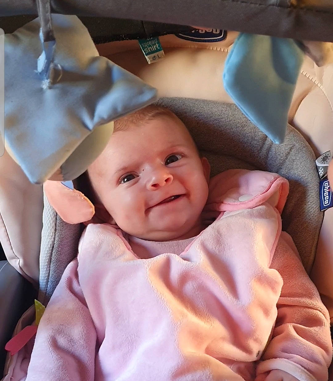 Manon a rejoint le concours — aidez-le/la à gagner de superbes lots ! baby, baby_products, baby_toddler_clothing, bracelet, cheek, child, comfort, linens, person, product, skin, toddler