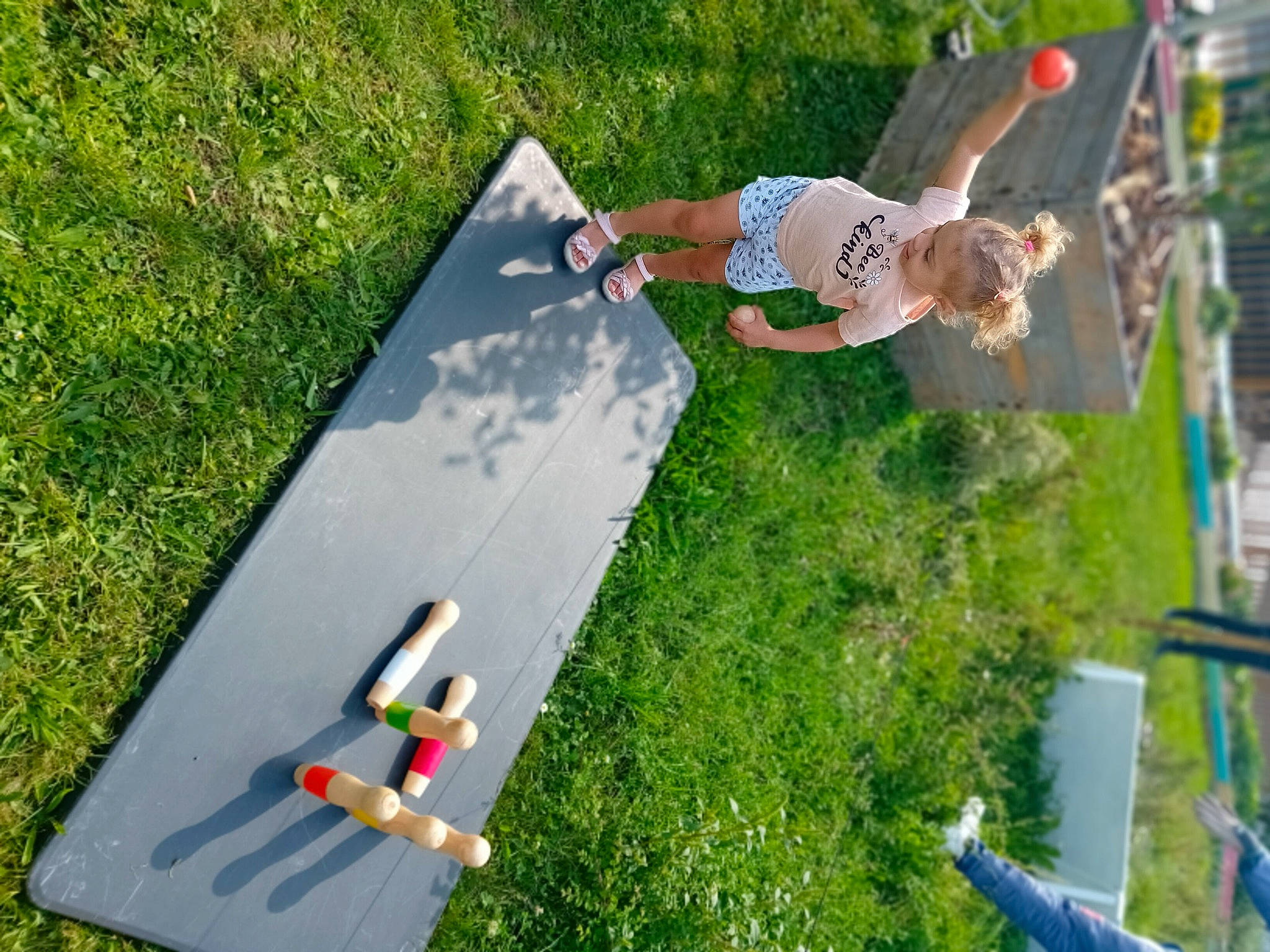 Kessy a rejoint le concours — aidez-le/la à gagner de superbes lots ! adventure, competition, fun, games, grass, landscape, lawn, leisure, person, plant, play, recreation, shorts, slope, soil, summer, toy, tree, wing, wood