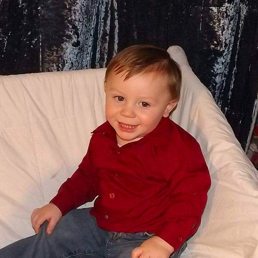 Lucius is registered to the contest to win money with this photo: cheek, chin, clothing, comfort, eye, finger, flash_photography, happy, head, human_body, iris, joy, lap, mouth, organ, person, skin, sleeve, smile, standing