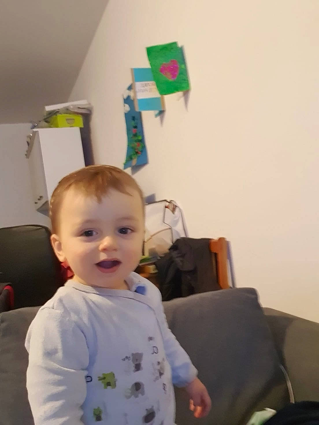 Tiago a rejoint le concours — aidez-le/la à gagner de superbes lots ! baby, baby_toddler_clothing, chair, cheek, child, comfort, couch, event, fun, green, happy, lighting_accessory, person, room, sitting, sleeve, smile, t_shirt, toddler