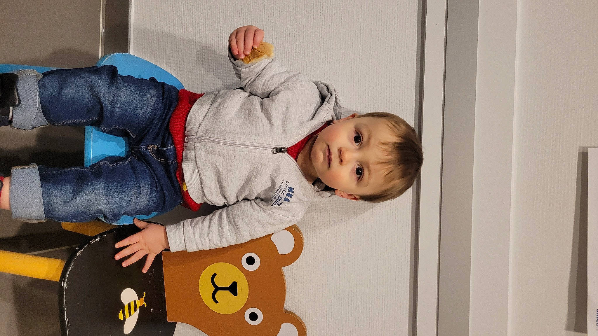 Tiago participe au concours pour gagner de l'argent avec cette photo : baby, baby_products, baby_toddler_clothing, child, comfort, facial_expression, fun, happy, person, play, room, sitting, smile, toddler, wood, yellow