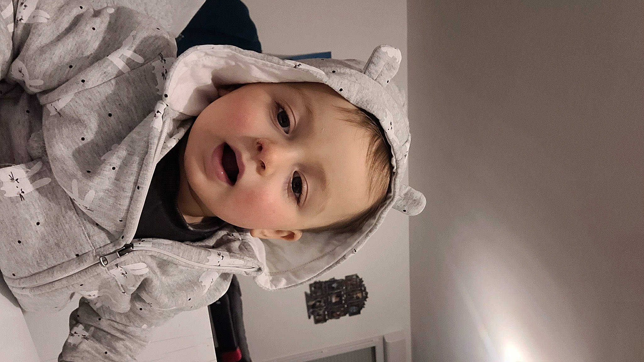 Tiago participe au concours pour gagner de l'argent avec cette photo : baby, cheek, child, chin, eye, eyebrow, eyelash, flash_photography, fun, happy, headgear, iris, lip, mouth, nose, outerwear, person, skin, smile, surprise