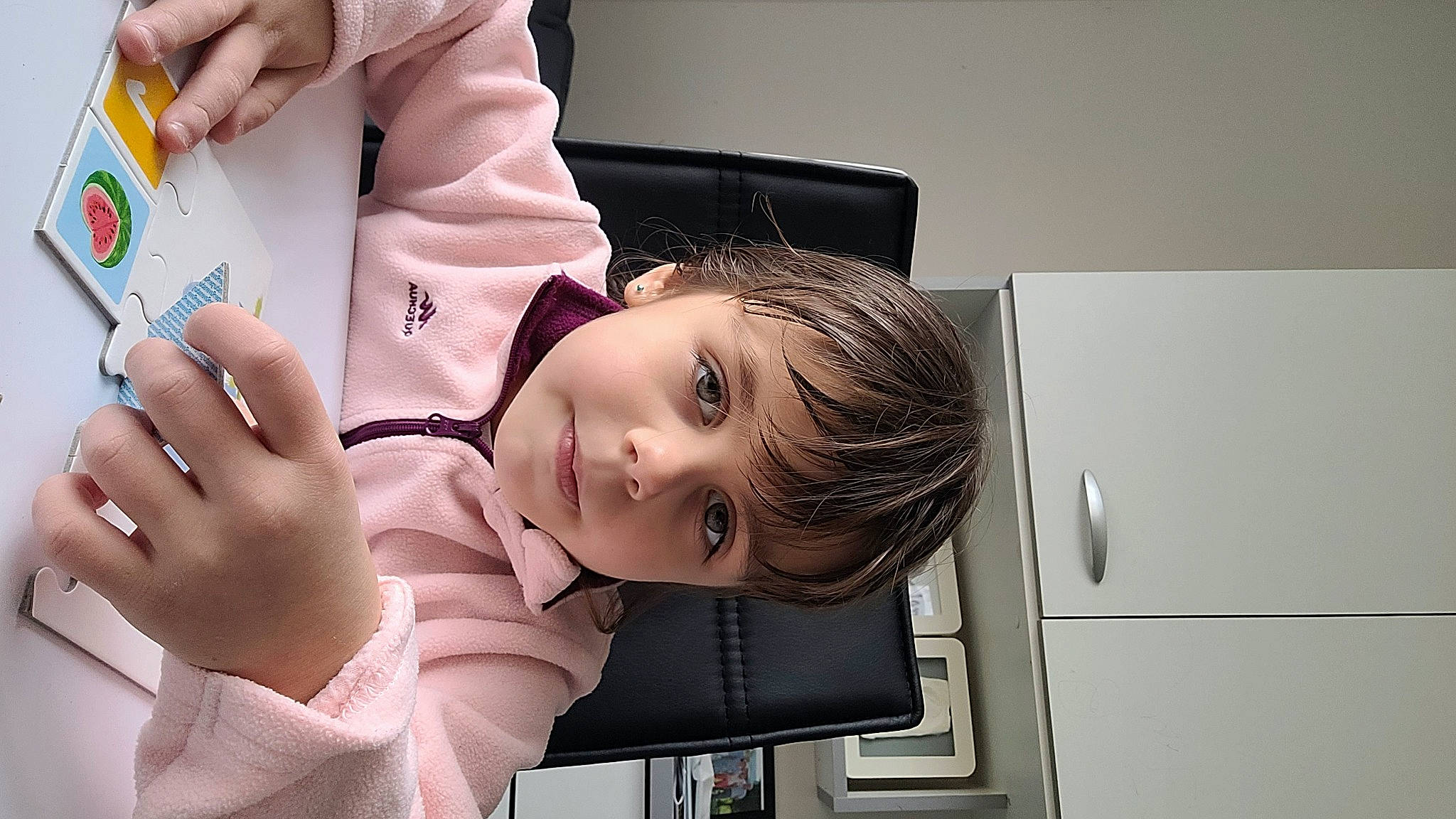 Elena participe au concours pour gagner de l'argent avec cette photo : child, eyebrow, eyelash, eyewear, flooring, fun, gesture, hand, happy, home_appliance, nail, person, room, thumb, toddler, writing