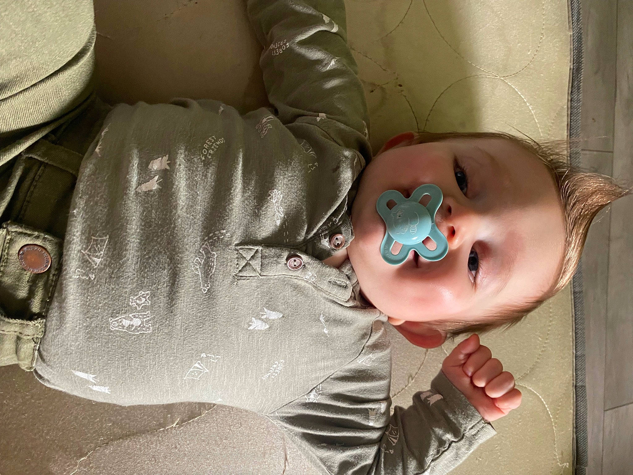 Kayden a rejoint le concours — aidez-le/la à gagner de superbes lots ! arm, baby, baby_toddler_clothing, cheek, chest, comfort, elbow, eyelash, finger, happy, headgear, human_body, joint, mammal, mouth, nose, person, skin, smile, textile