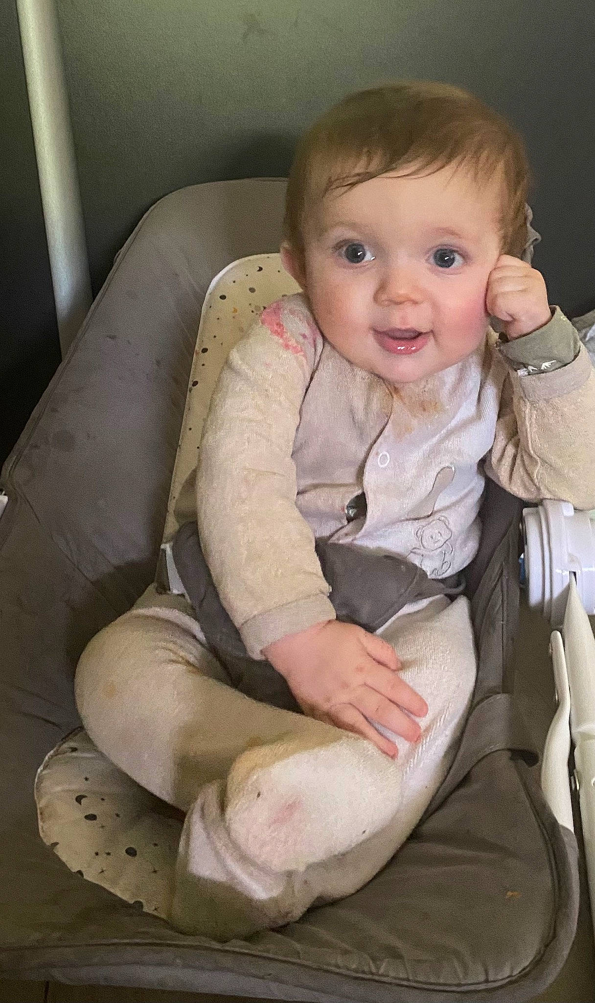 Kayden a rejoint le concours — aidez-le/la à gagner de superbes lots ! baby, baby_products, baby_toddler_clothing, chair, cheek, child, comfort, head, human_body, human_leg, iris, knee, lap, leg, person, sitting, skin, sleeve, smile, thigh