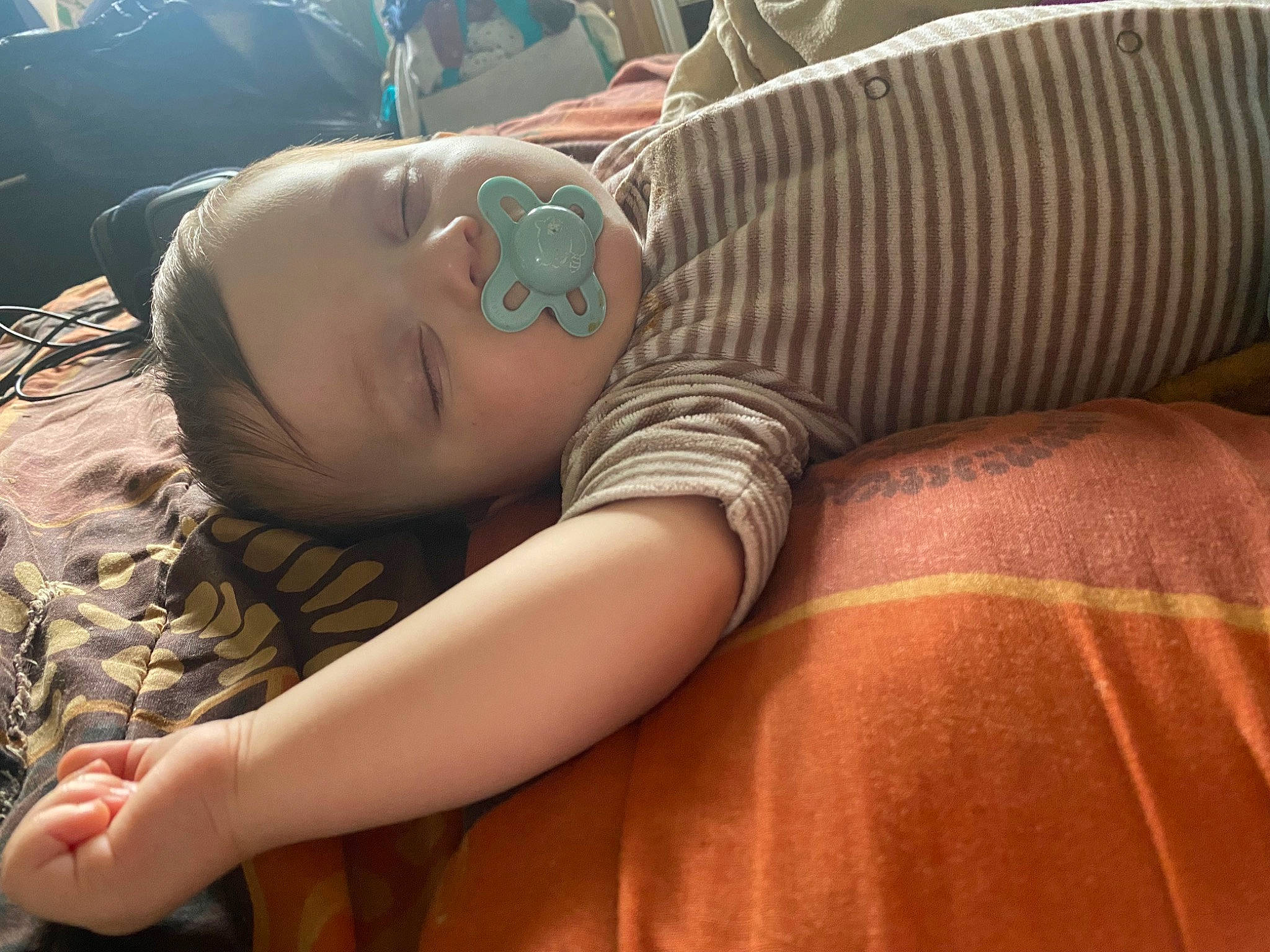 Kayden participe au concours pour gagner de l'argent avec cette photo : abdomen, baby, bedding, bedtime, chest, child, comfort, elbow, human_body, human_leg, linens, military_camouflage, nap, pattern, person, sitting, sleep, t_shirt, textile, thigh