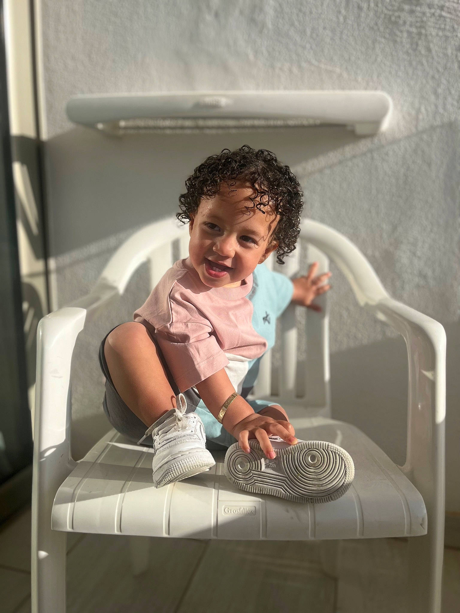 Cairo is registered to the contest to win money with this photo: automotive_design, chair, child, comfort, elbow, flash_photography, foot, fun, happy, human_leg, joy, knee, leg, leisure, person, room, shoulder, sitting, smile, thigh