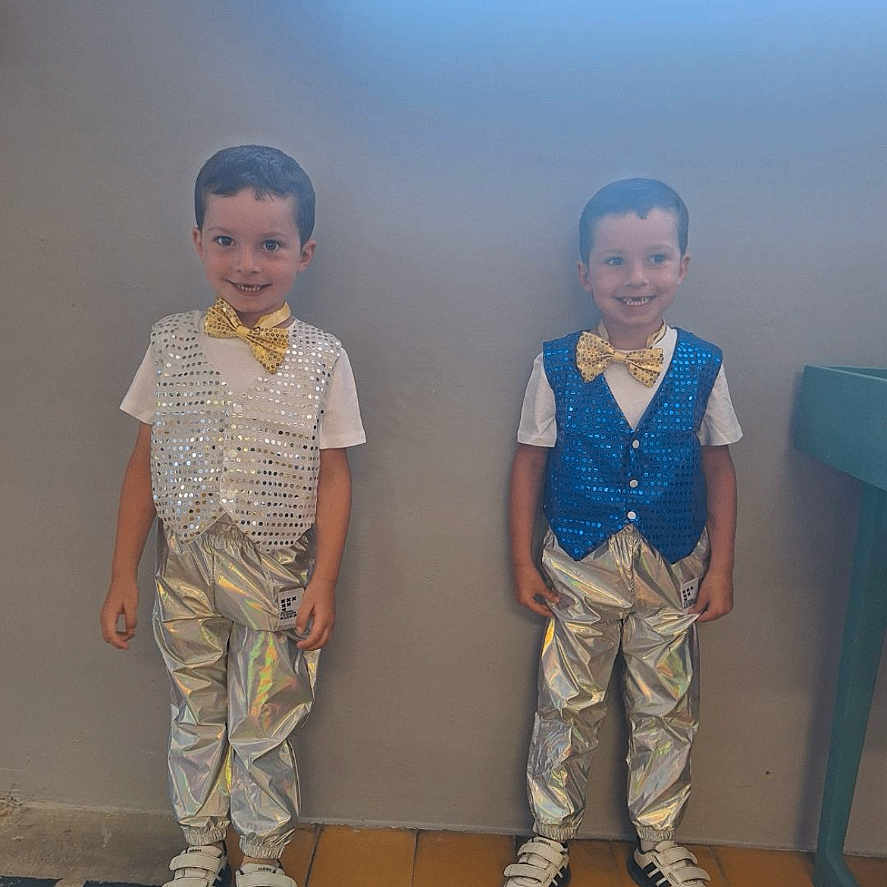 Nael Et Ismaël a rejoint le concours — aidez-le/la à gagner de superbes lots ! blue_vest, boy, casual, child, fashion, floor_tiles, golden_bow_tie, happy, indoor, people, portrait, silver_pants, smile, sparkly_vest, standing, twins, wall, white_shirt, white_sneakers, window