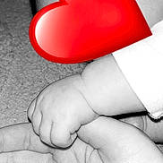 Owen participe au concours pour gagner de l'argent avec cette photo : baby, infant, hand, adult_hand, holding_hands, heart_emoji, face_overlay, ear, arm, black_and_white, high_contrast, carpet, sleeve, skin, close_up, palm, tiny_fingers, tenderness, bonding, portrait