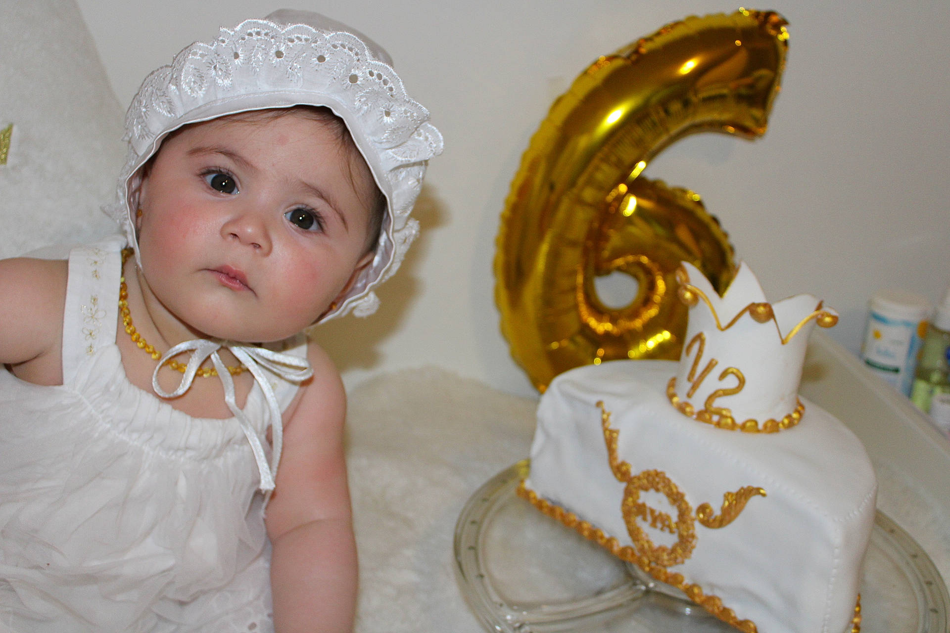 Aya participe au concours pour gagner de l'argent avec cette photo : baby, baby_toddler_clothing, baked_goods, cake_decorating, cake_decorating_supply, costume_hat, dress, drinkware, event, food, happy, headgear, headpiece, headwear, icing, party_supply, person, serveware, sugar_cake, sun_hat