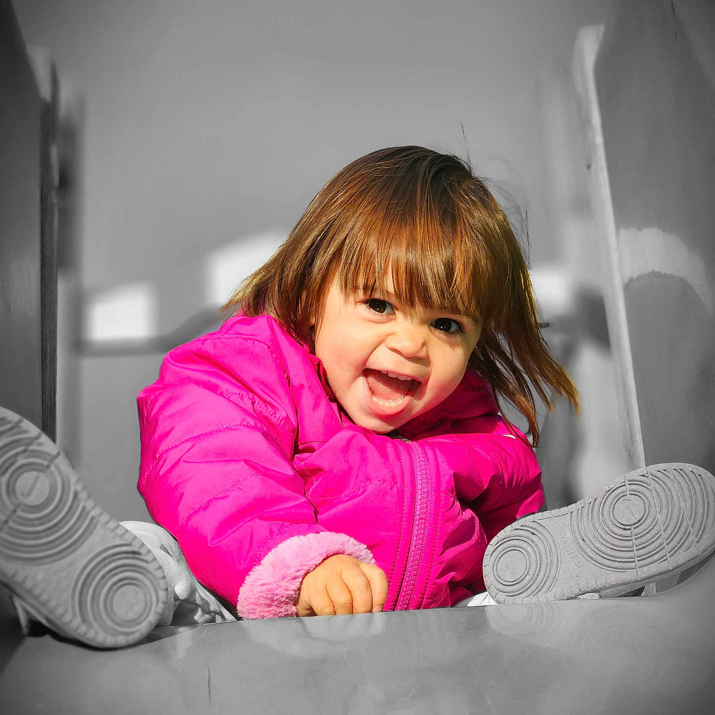 Max participe au concours pour gagner de l'argent avec cette photo : activity, casual_wear, child, daylight, expression, face, feet, fun, hair, happy, joyful, outdoor, pink_jacket, play, playground, slide, smiling, toddler, winter_clothing, young_child