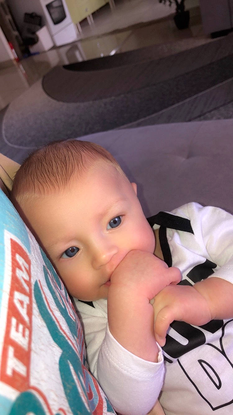 Bradley a rejoint le concours — aidez-le/la à gagner de superbes lots ! baby, baby_carriage, baby_products, baby_toddler_clothing, carmine, cheek, child, eyebrow, eyelash, fashion_accessory, finger, fun, hand, happy, lip, nail, nose, person, skin, thumb