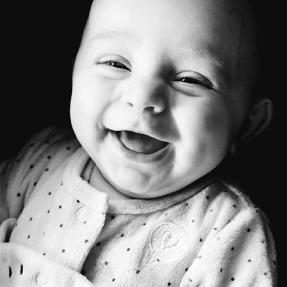 Athéna a rejoint le concours — aidez-le/la à gagner de superbes lots ! baby, babylaughing, clothing, coat, face, happy, head, laughing, newborn, person, photography, portrait, smile
