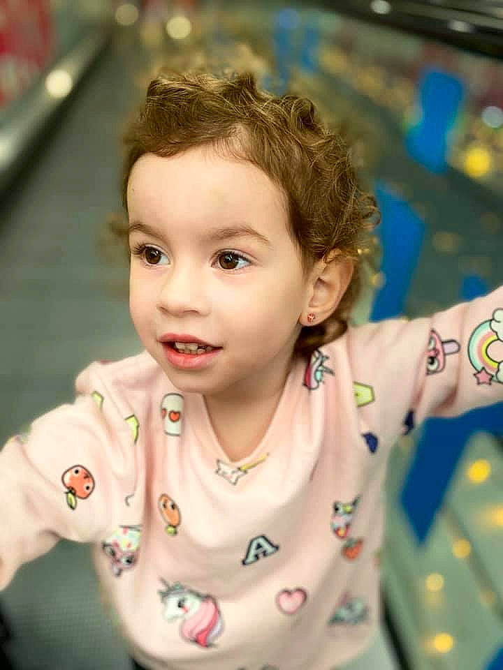 Maëllya a rejoint le concours — aidez-le/la à gagner de superbes lots ! blond, cheek, eye, eyelash, face, facial_expression, finger, fun, hairstyle, happy, head, iris, jewellery, lip, nose, person, skin, sleeve, smile, snapshot