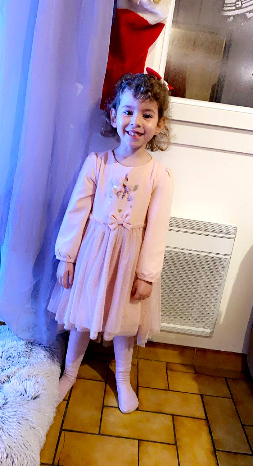 Maëllya a rejoint le concours — aidez-le/la à gagner de superbes lots ! day_dress, dress, electric_blue, fashion_design, flooring, formal_wear, fun, happy, human_leg, joy, kitchen_appliance, knee, magenta, person, pink, purple, skin, sleeve, smile, thigh