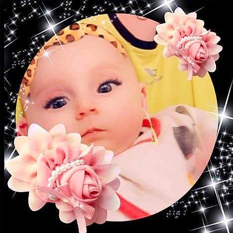 Ynes a rejoint le concours — aidez-le/la à gagner de superbes lots ! brown_hair, cheek, child, ear, eye, eyebrow, face, flower, forehead, girl, hair_accessory, head, human_hair_color, nose, petal, pink, rose, rose_family, skin, toddler