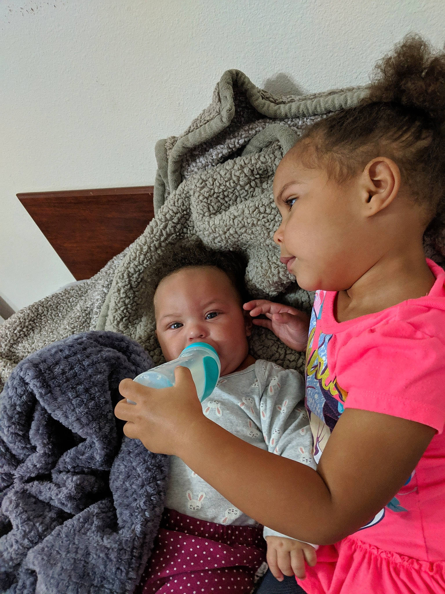 Samira is registered to the contest to win money with this photo: baby, cheek, child, daughter, ear, family, mother, nose, people, person, play, sibling, sitting, skin, smile, textile, toddler, vacation