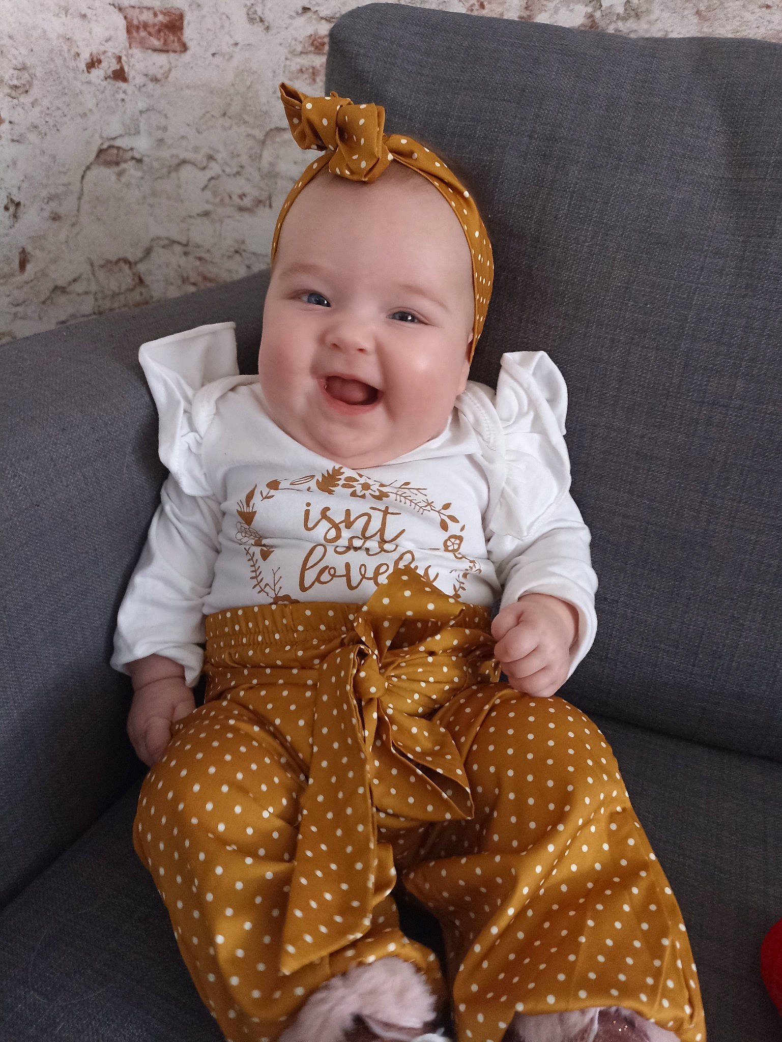 Victorine a rejoint le concours — aidez-le/la à gagner de superbes lots ! baby, baby_toddler_clothing, cheek, chin, comfort, costume_hat, couch, eye, hairstyle, happy, iris, leg, outerwear, person, product, skin, sleeve, smile, textile, toddler