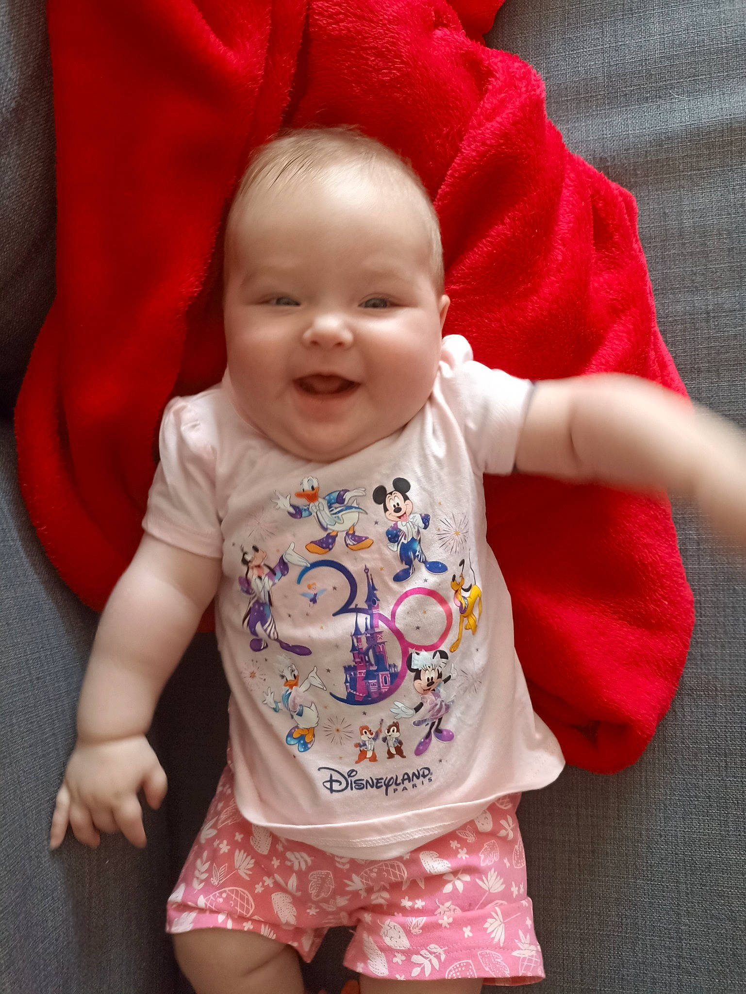 Victorine participe au concours pour gagner de l'argent avec cette photo : baby, baby_toddler_clothing, cheek, child, chin, cool, eye, fun, happy, head, human_body, iris, joy, magenta, person, pink, red, skin, sleeve, smile